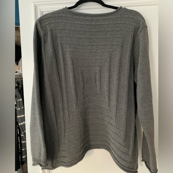Gray sweater with geometric detail - Picture 3 of 5